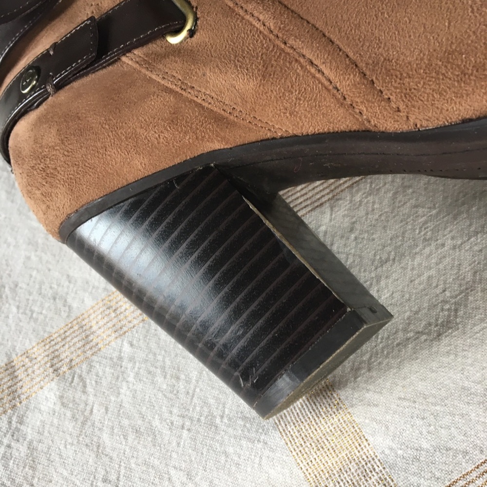 9 1/2 M LIZ CLAIBORNE FAUX SUEDE TAN BROWN BOOTS - Picture 6 of 9